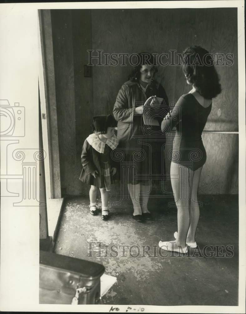 1960 Press Photo Pat talks to Diana about enrolling Renee Fuselier in her class - Historic Images