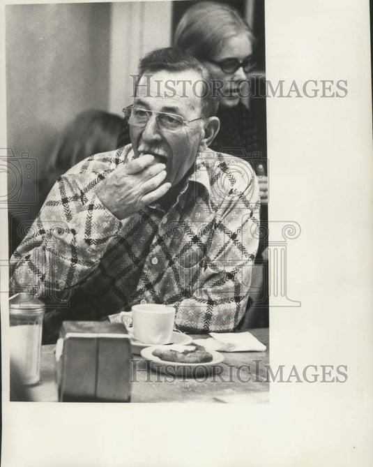 1974 Press Photo A customer dines at Morning Call - nob82622-Historic Images