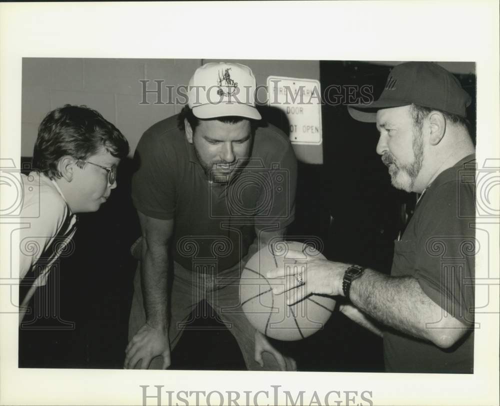 1990 Press Photo Dick Mocklin, Sr. Gives Son And Grandson Coaching In Basketball- Historic Images
