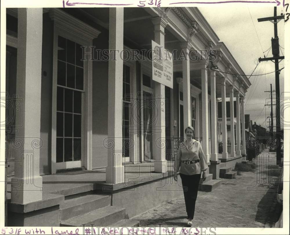 1982 Press Photo Lorilee McDowell strolls in front of her Laurel St. condominium- Historic Images