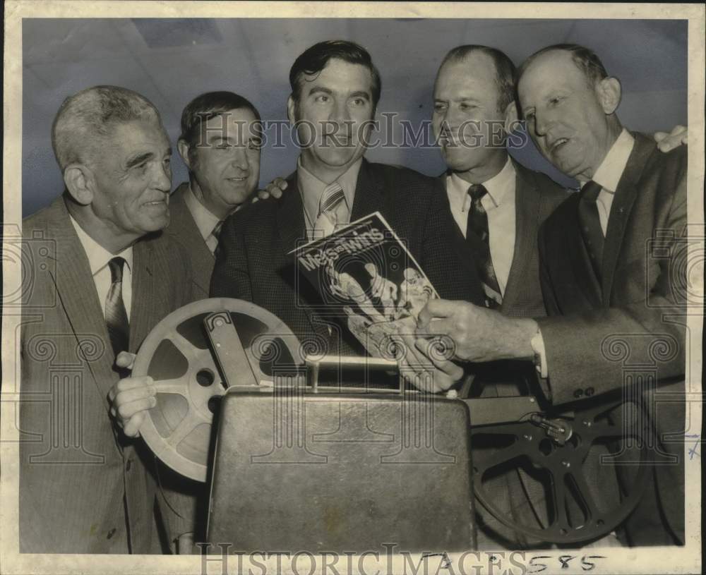 1971 Press Photo Members of the Dome Stadium Baseball Club discuss major league - Historic Images