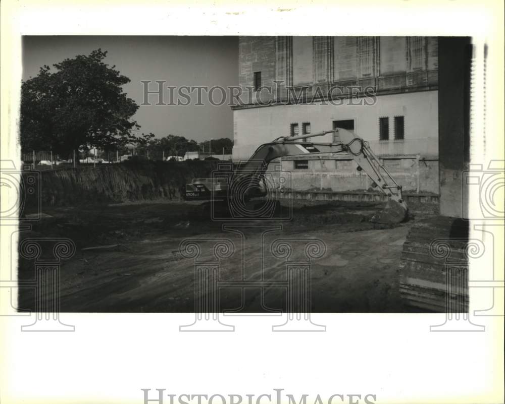 Pit being excavated next to Louisiana State Capitol in Baton Rouge - Historic Images