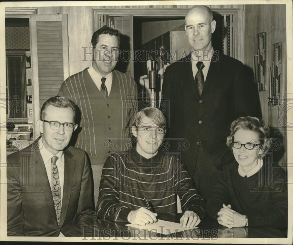 1971 Press Photo Bud Mertz with his parents, Coach Jim Payne and Ellender - Historic Images