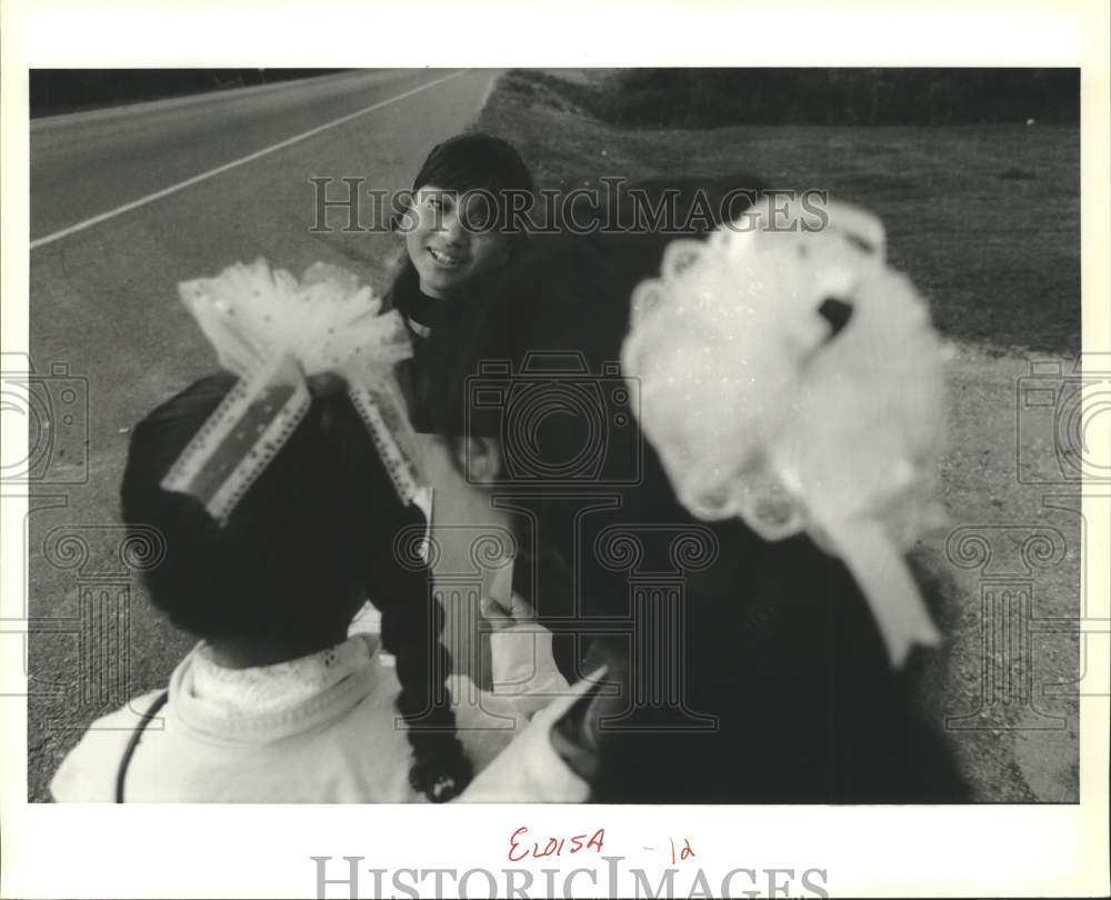 1992 Press Photo Young migrant Eloisa with friends - nob83417 - Historic Images