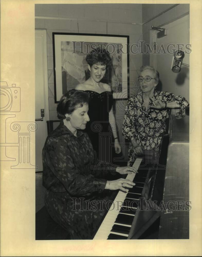 1992 Press Photo TikVat Sisterhood guests play piano - nob83613 - Historic Images