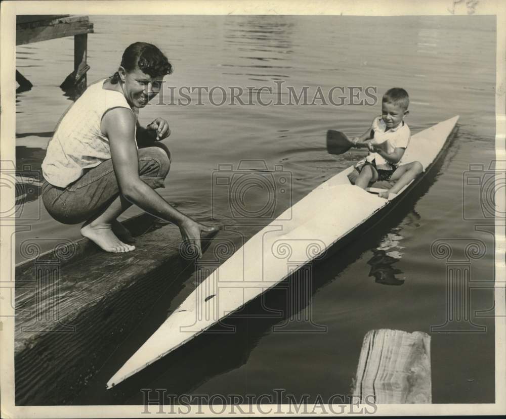 1961 Press Photo Mrs. Augusta Meyers, woman pirogue racer is training son Bill-Historic Images