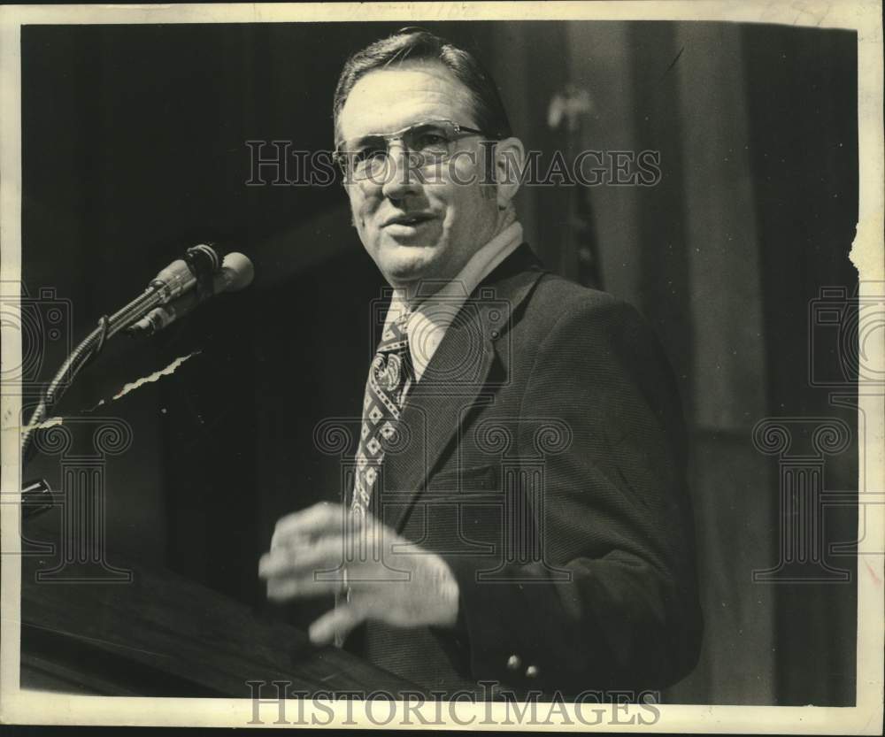 1973 Press Photo Louis Michot resists suggestions to deal - Historic Images