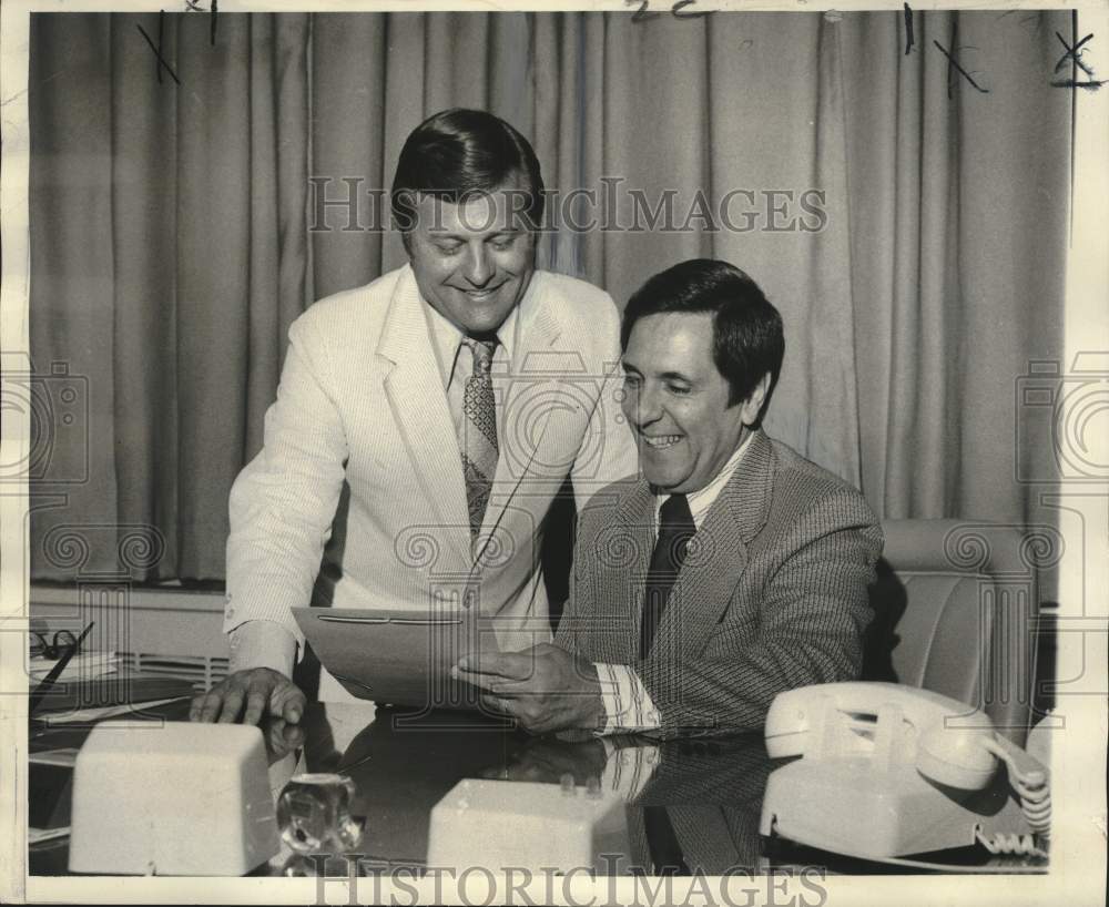 1973 Press Photo Dr. Frank Minyard &amp; Joseph DiRosa planning kickoff promotion - Historic Images