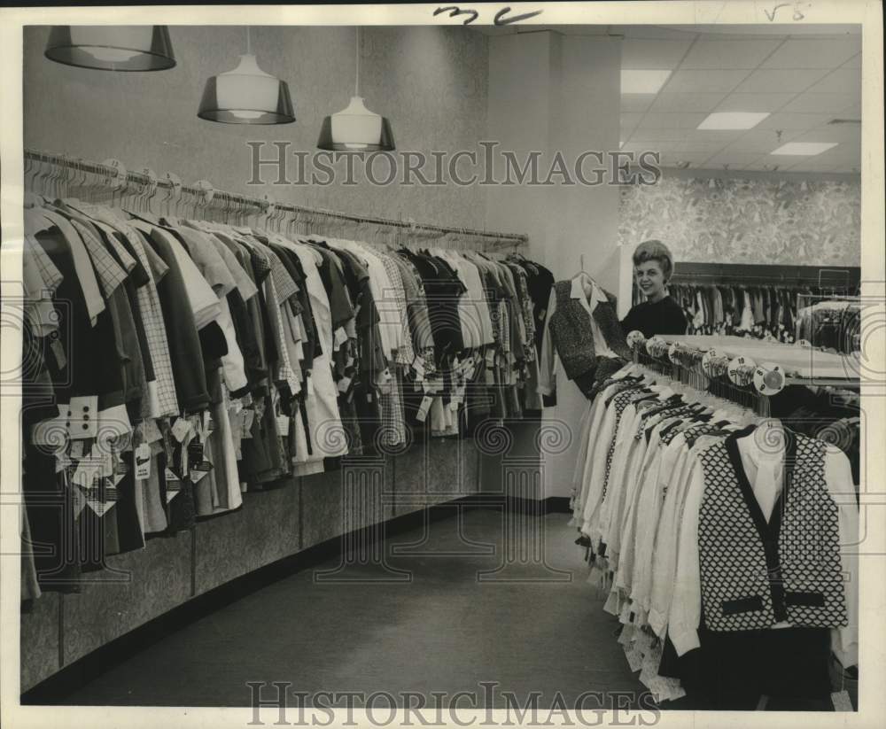 1966 Press Photo Mrs. Claude Guillaume, manager of the Miller-Wohl store - Historic Images