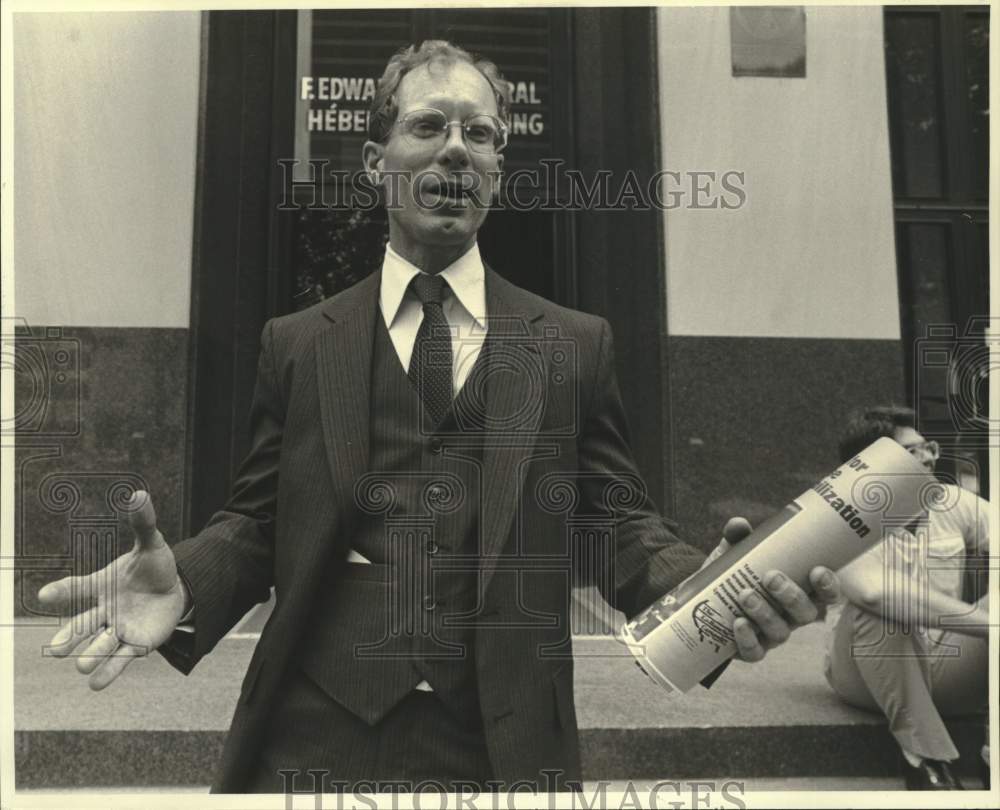 1984 Press Photo Congressional candidate Forest Mc Neir at F. Herbert building- Historic Images