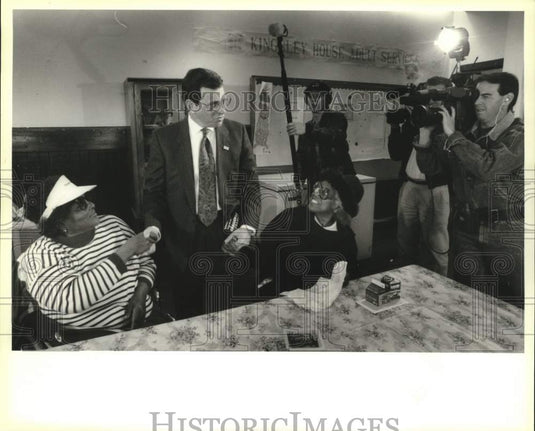 1994 Press Photo Mayoral candidate Donald Mintz with press and prospective voter - Historic Images