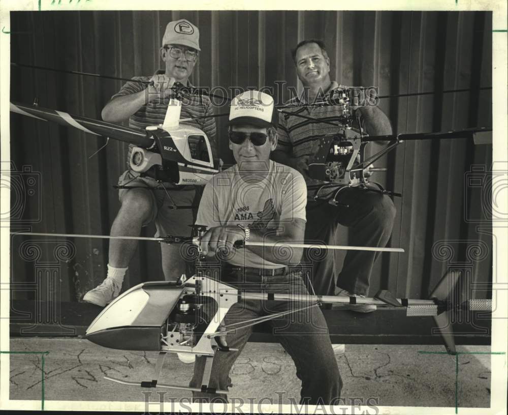 1986 Press Photo Steven Mintz, Greg Smith, Jerry Weinberg with Model Helicopters - Historic Images