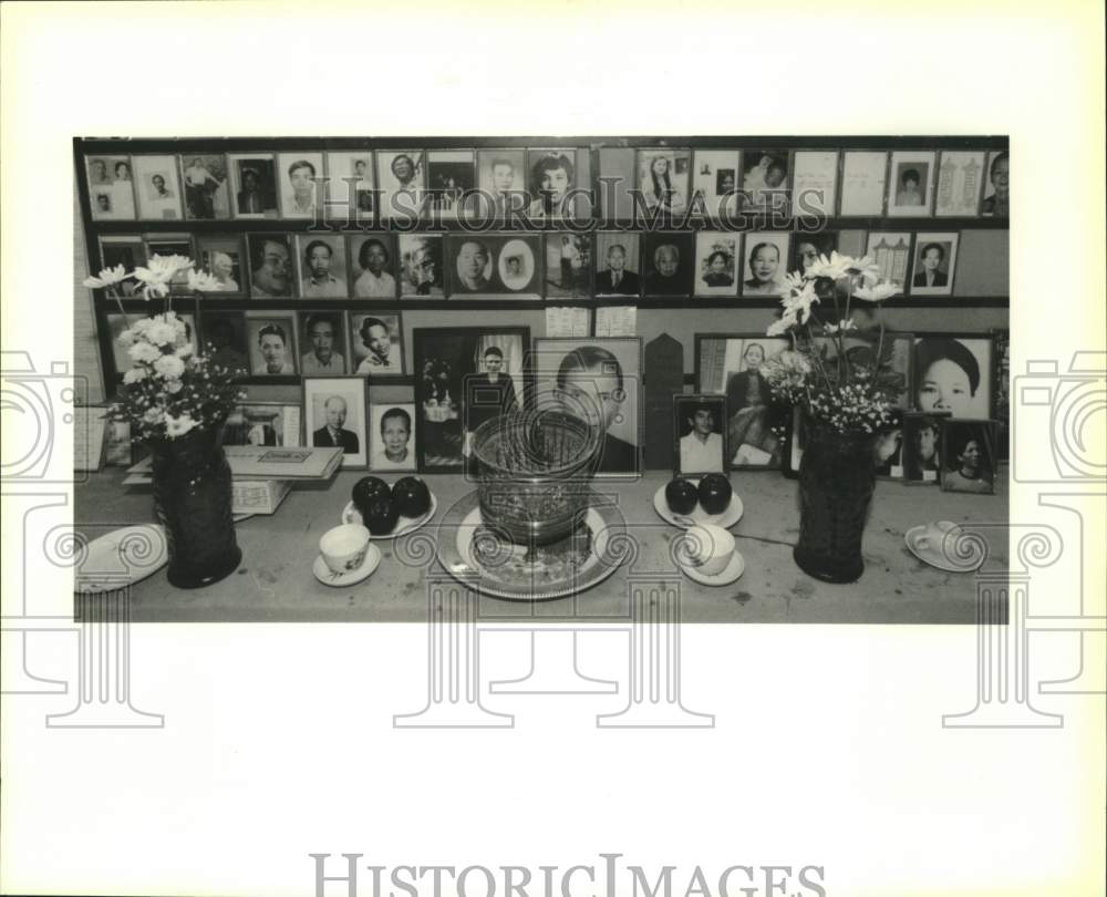 1991 Press Photo Photos of deceased family members at Bo De Temple in Algiers- Historic Images