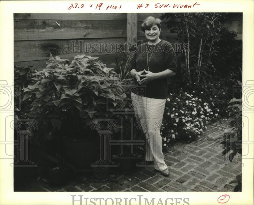 1990 Press Photo Alice Minton in her patio in the French Quarter courtyard tour - Historic Images