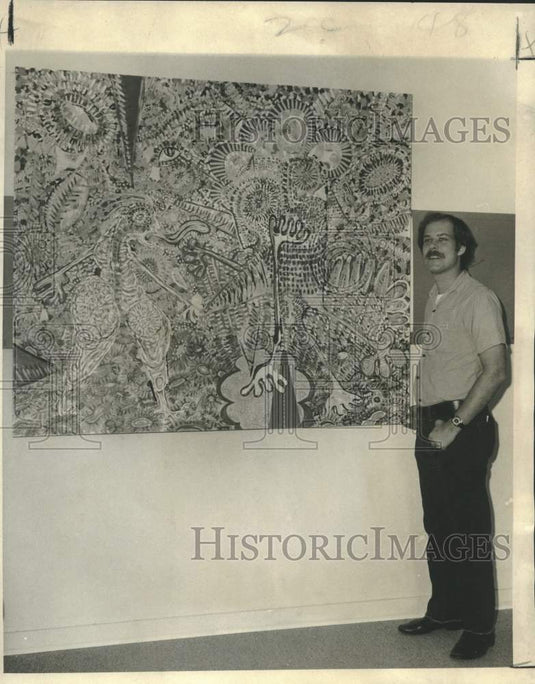 1972 Press Photo Bill McClary poses with canvas "Sooem" at Michael Ledet Gallery - Historic Images