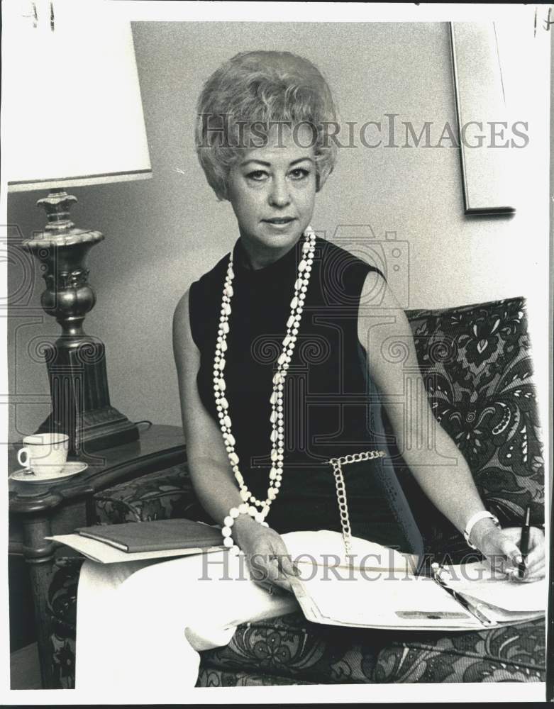 1974 Press Photo Barbara McDonald, officer of Virginia National Bank in Norfolk-Historic Images