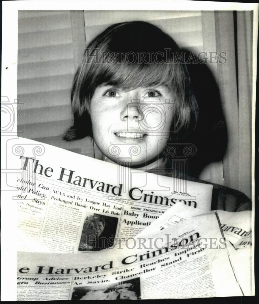 1967 Press Photo Linda McVeigh, Radcliffe Student &amp; Harvard Crimson Manager - Historic Images