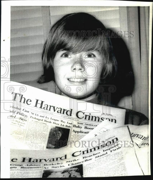 1967 Press Photo Linda McVeigh, Radcliffe Student & Harvard Crimson Manager - Historic Images