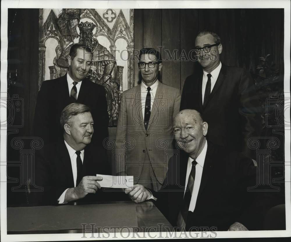 1968 Press Photo W. Frank Owen gets check from Henry Mayer of Scharff & Jones - Historic Images