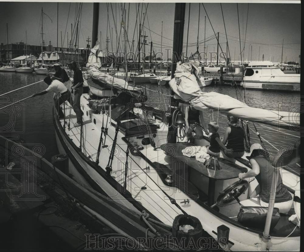 1974 Press Photo Crew of Nanook push off from dock in New Orleans Yacht Harbor-Historic Images