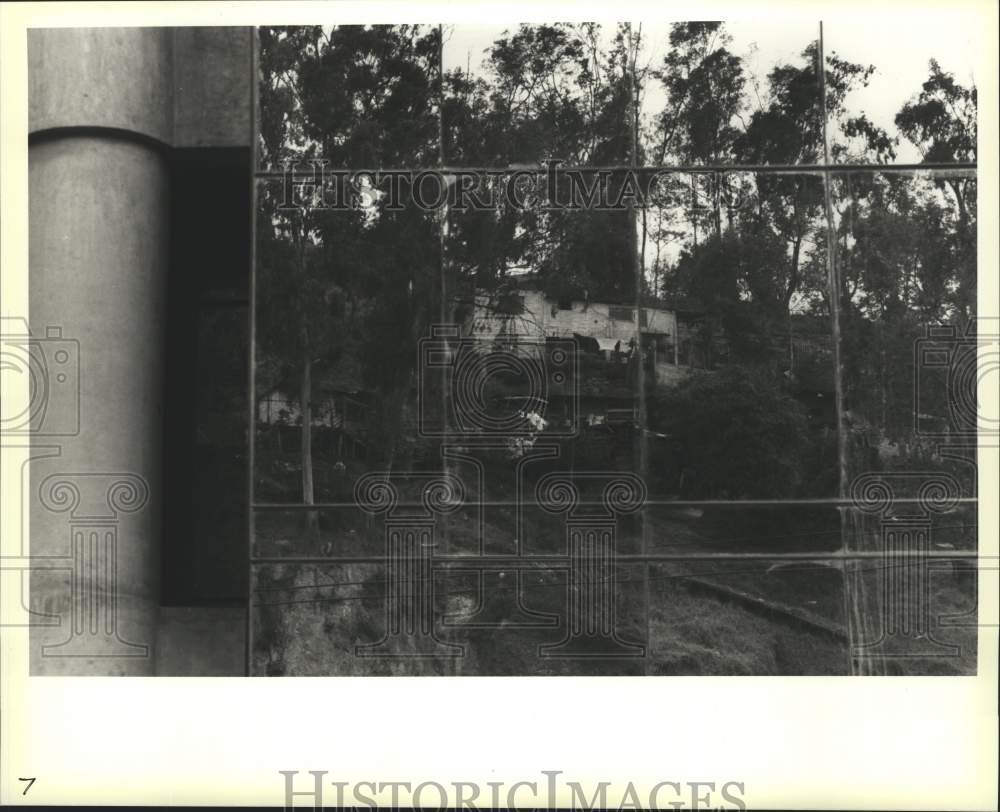 1993 Press Photo Reflection of a barrio in the new building in Toluca, Mexico - Historic Images