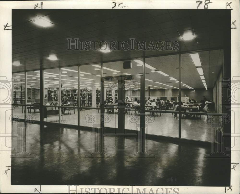 1960 Students in the library of Michigan State University-Oakland - Historic Images