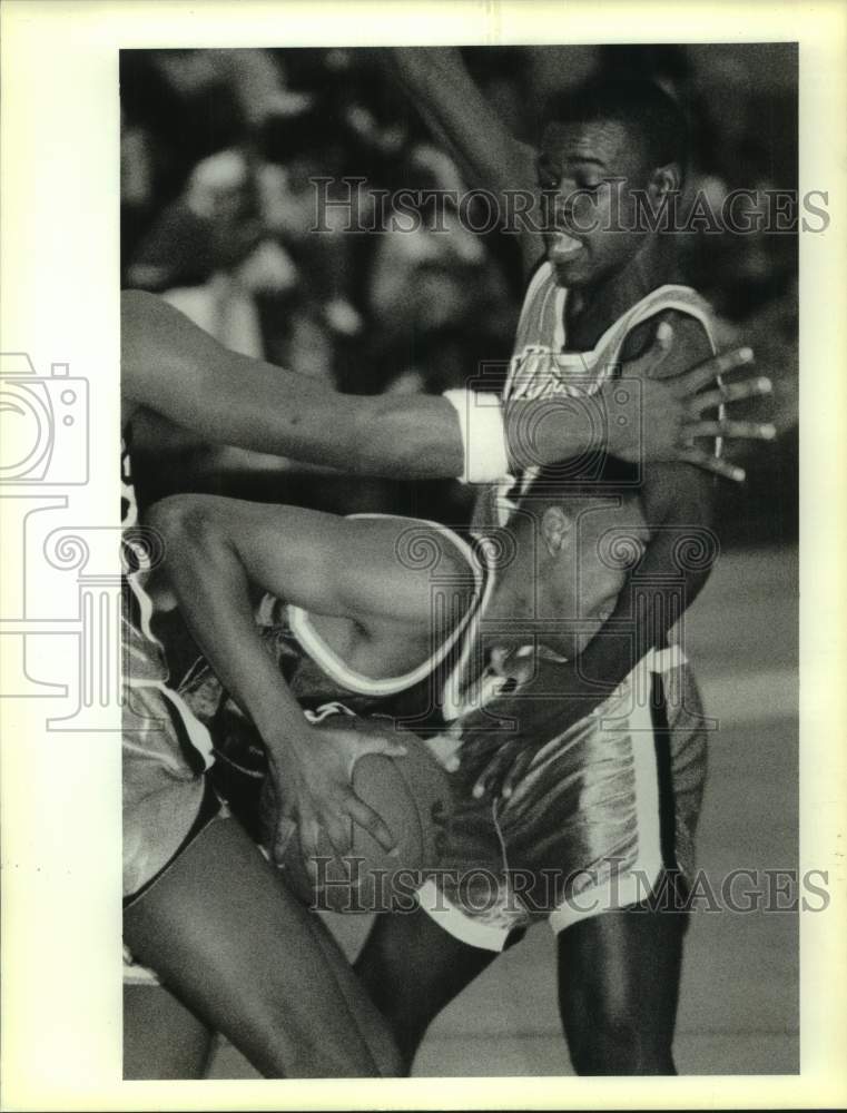 1990 Press Photo Basketball - Craig McMickle runs into Troy Causey during game- Historic Images