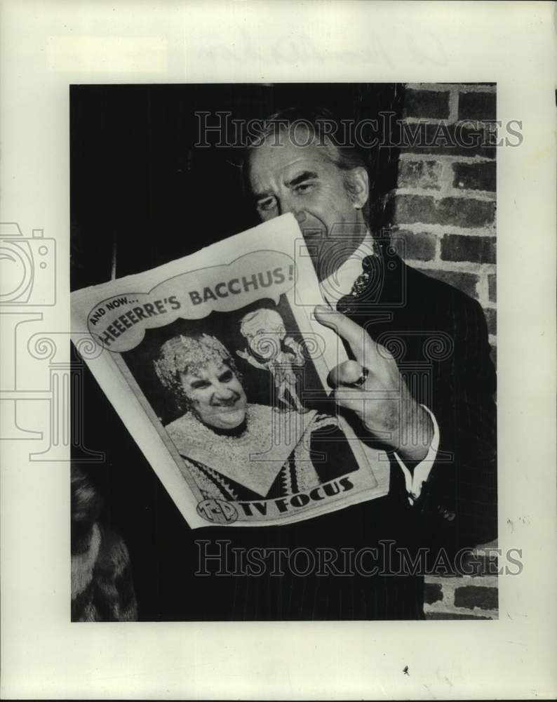 1970 Press Photo Ed McMahon Peruses TV Focus News With Himself On Cover - Historic Images