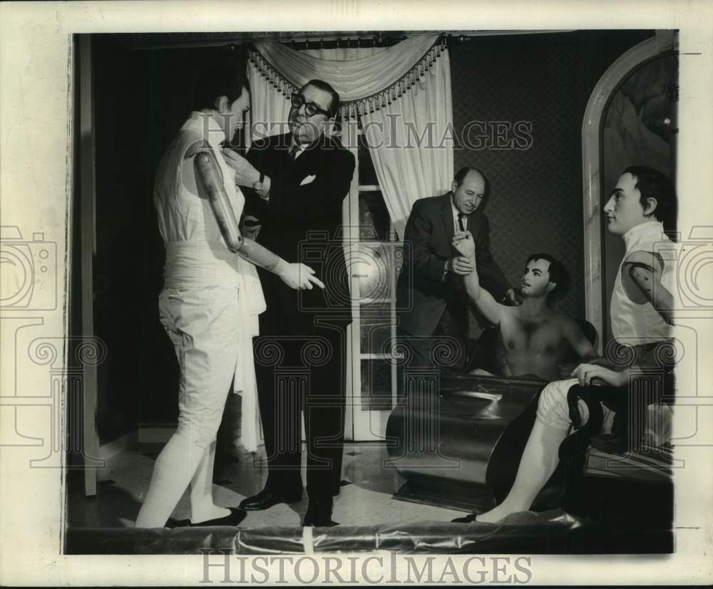 1964 Press Photo Charles Gresham and Isador Lazarus work on set at museum - Historic Images