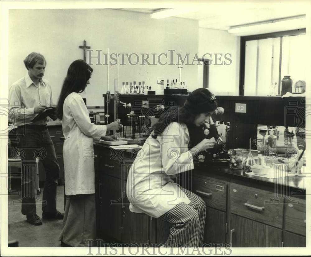 1973 Press Photo Students Study Clams For Summer Research Project - Historic Images