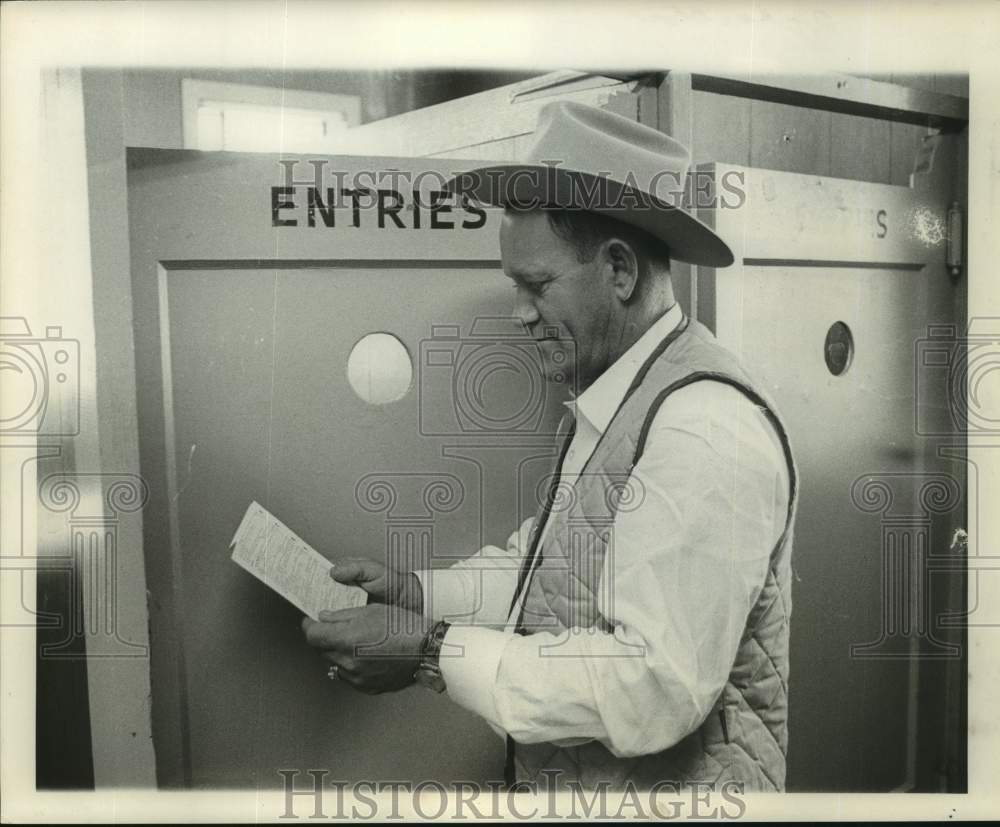 1969 Press Photo Horse Trainer J. O. Meaux Studies Racing Form - Historic Images