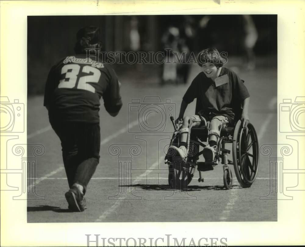 1989 Press Photo Stacey Munna Nears 25 Meter Finish Line, Special Olympics - Historic Images