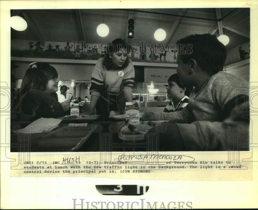 1988 Press Photo Terrytown Principal Patricia Mendoza In Lunchroom With Students- Historic Images