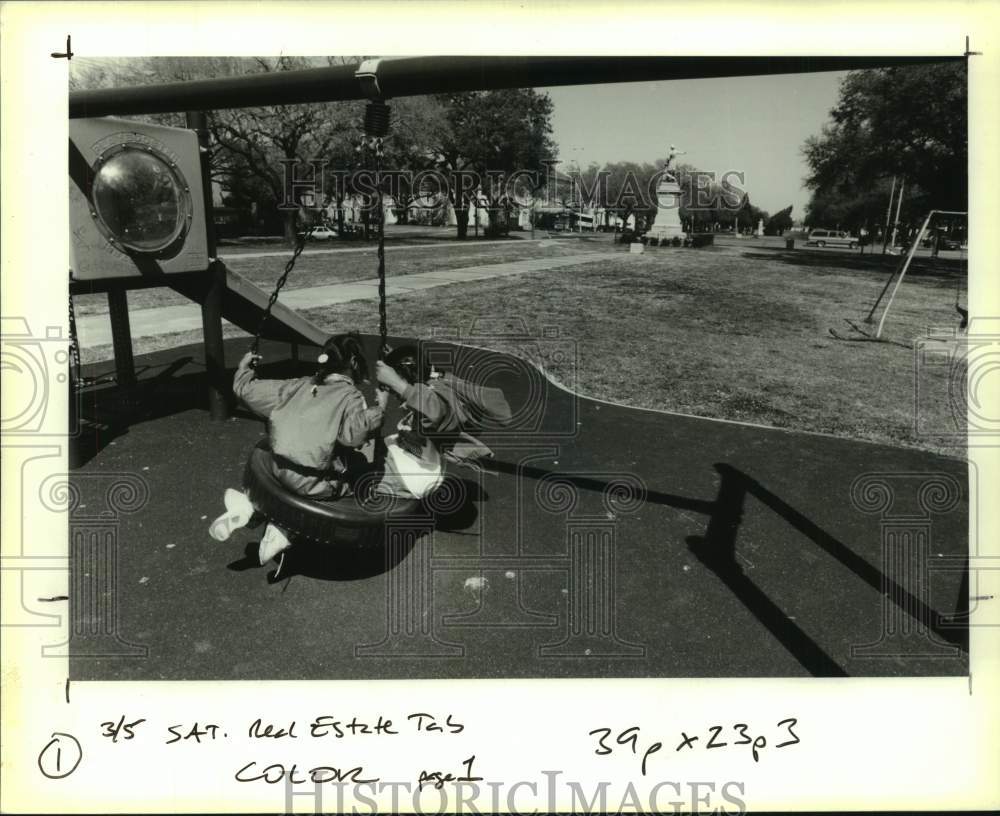 1994 Press Photo Mid-City-Children play at a playspot on Jefferson Davis Parkway- Historic Images