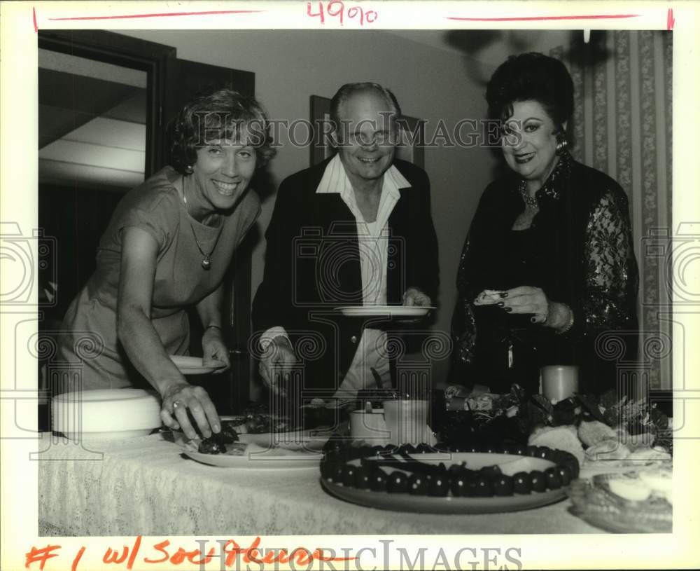 1993 Press Photo Cathy Morehouse, Charles Doerr and Barbara Falk at Singles Club - Historic Images