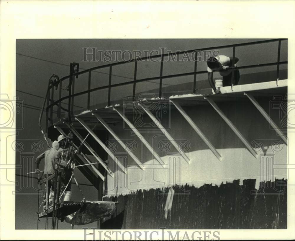 1983 Workmen paint a storage tank at Murphy Oil Refinery in Meraux - Historic Images