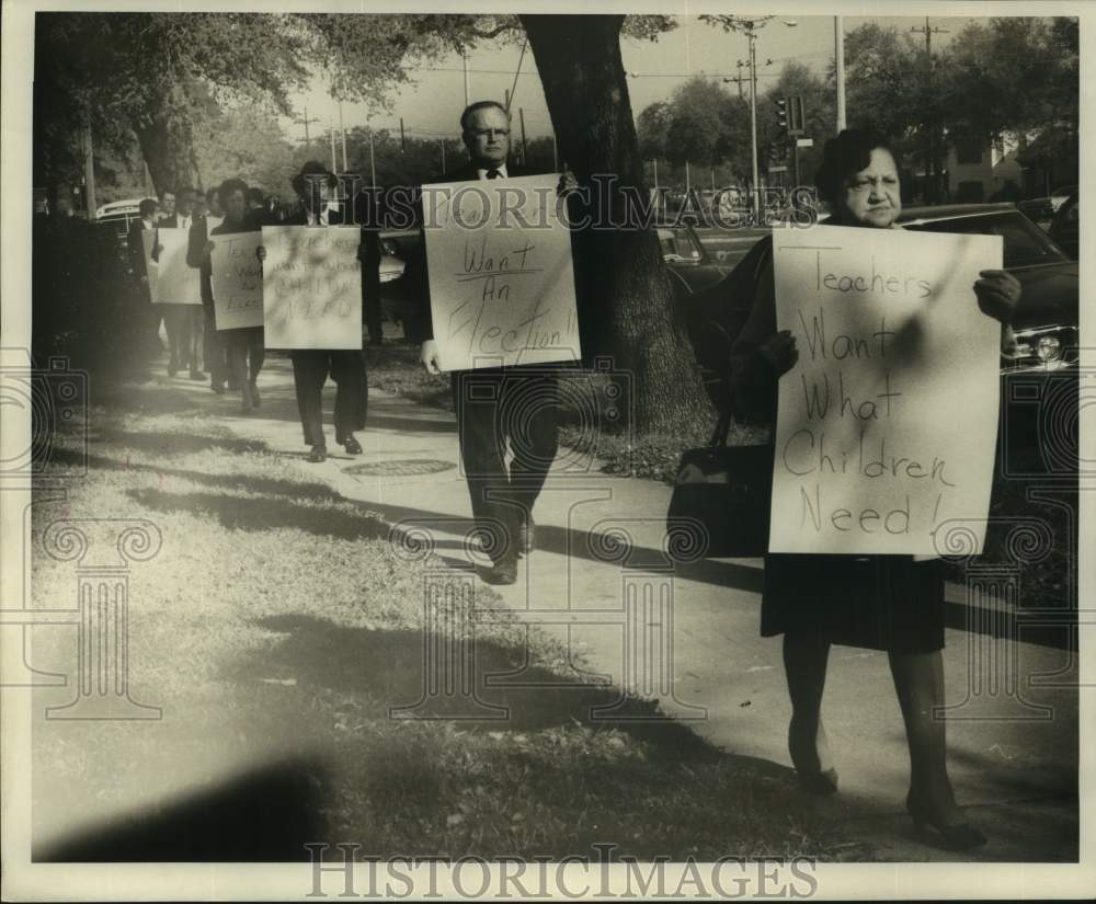 1969 Press Photo Teachers picket in front of McMain Junior High School- Historic Images