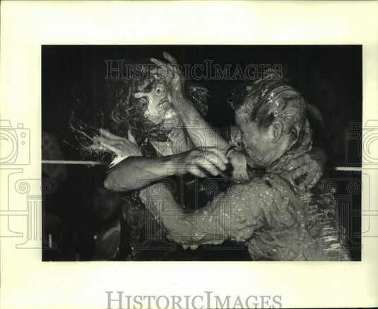 1981 Press Photo Mud wrestlers Junkyard Janet and Killer Karen at Lake Theater - Historic Images