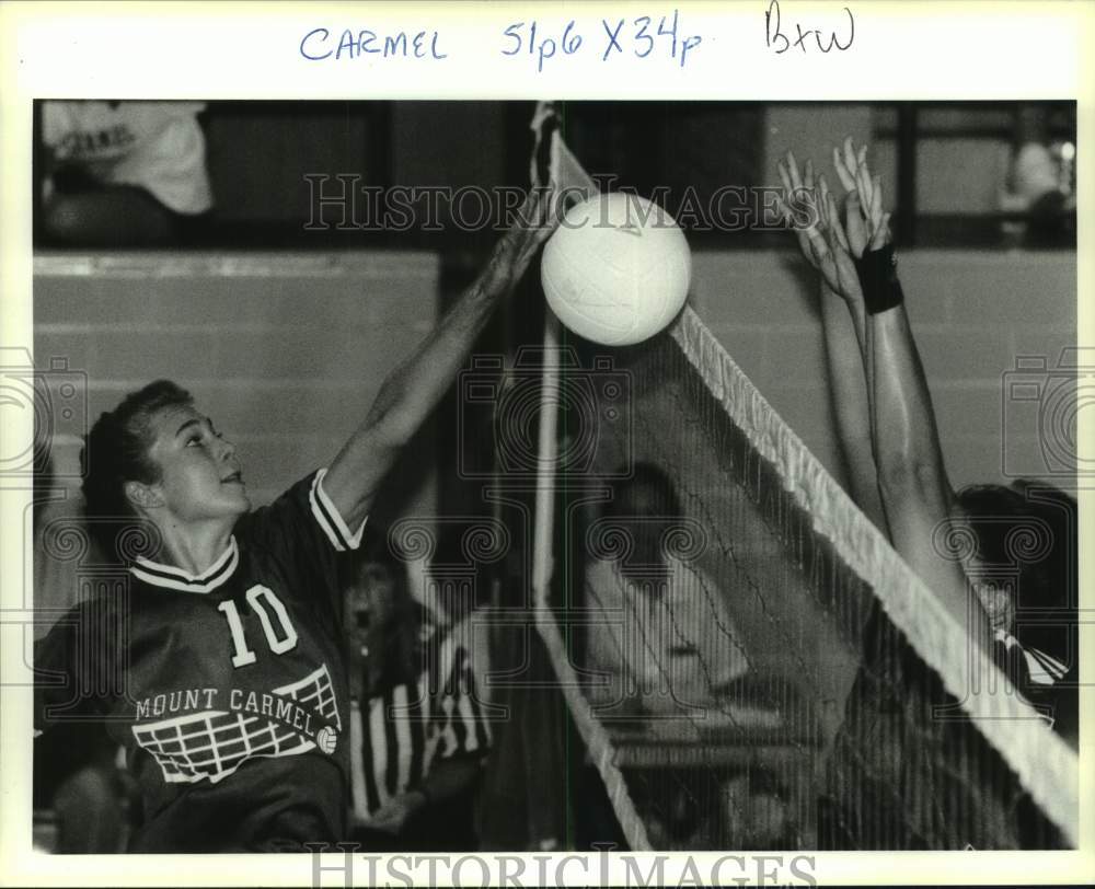 Press Photo Mt. Carmel volleyball player Lisa Frannion tries to get past defense - Historic Images