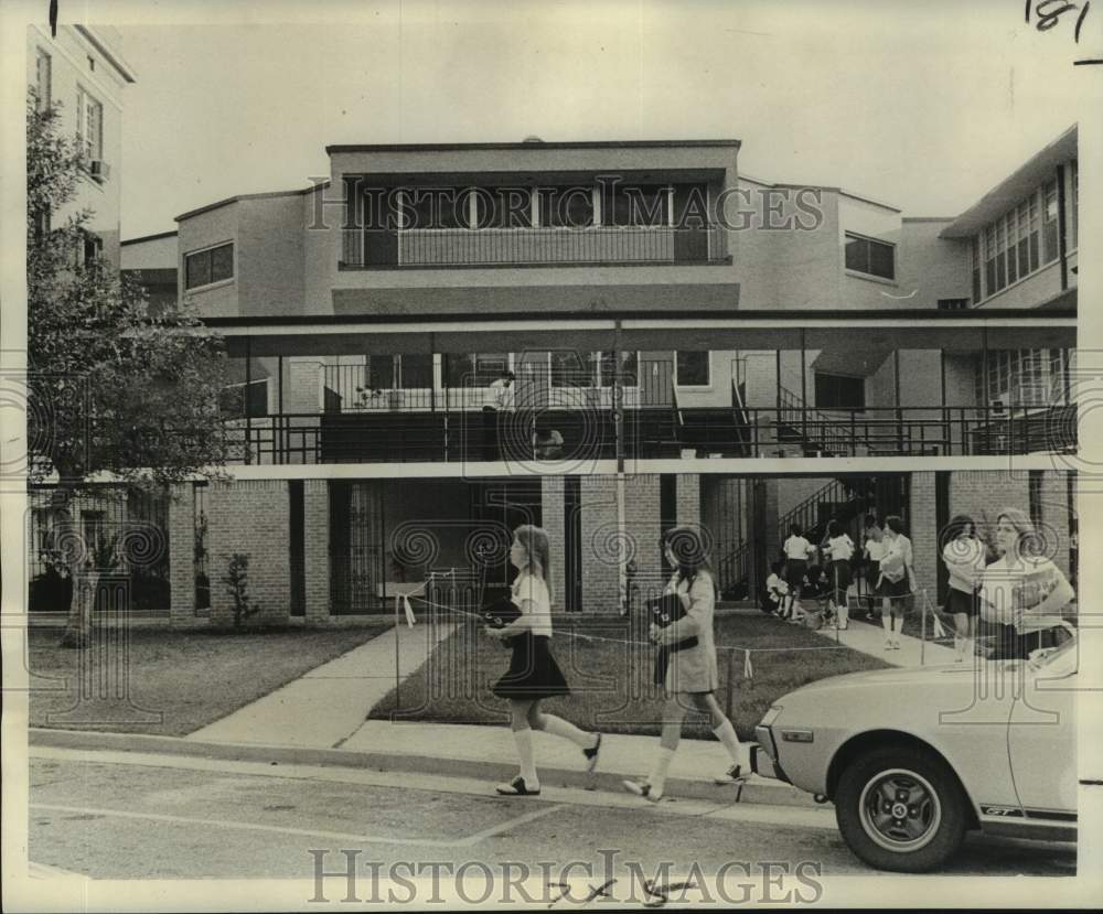 1975 Students leave Mount Carmel&#39;s new complex - Historic Images