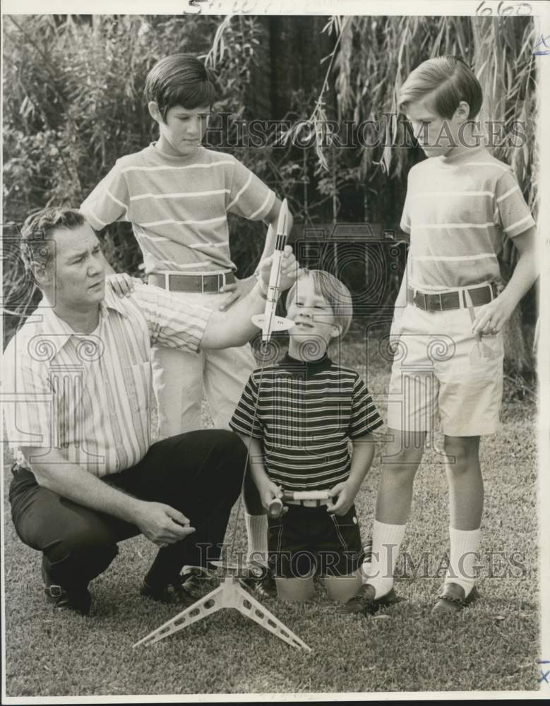 1972 John Louis play with his sons, John Jr., Craig and Brian - Historic Images