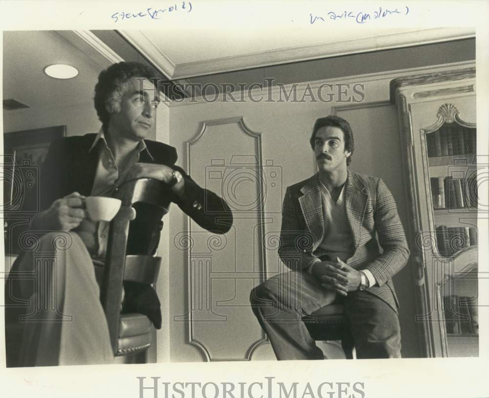 1980 Press Photo Steve Arnold discusses Football League with Mark Malone- Historic Images