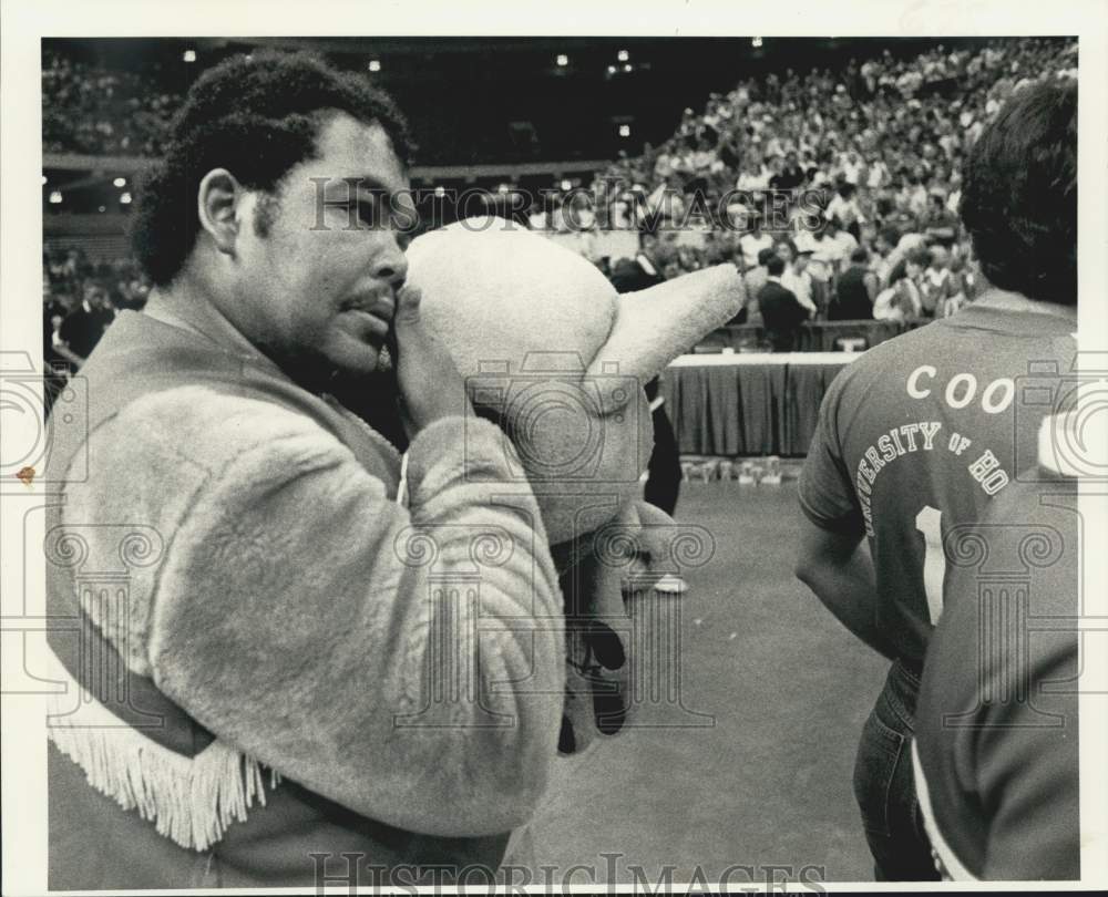 1982 Press Photo Basketball - Houston&#39;s mascot sheds tears after their loss - Historic Images