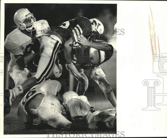 1989 Press Photo Newman's Tyler Whann dives over Vanderbilt football players - Historic Images
