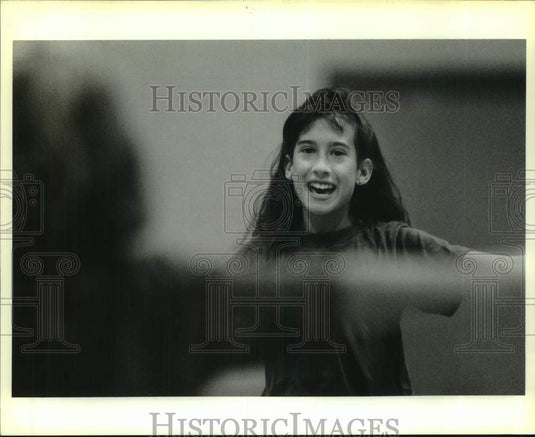 1990 Press Photo Michelle Mehrtens practices cheering, Muss Bertilino playground - Historic Images