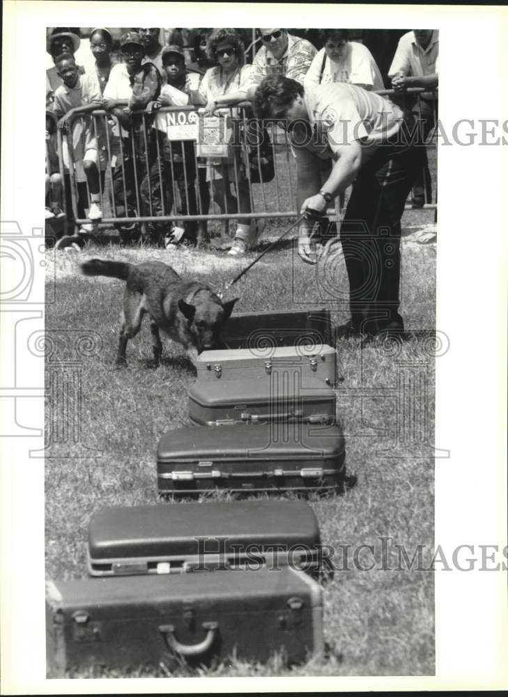 1994 Narcotics detective, Terry Wilson with drug sniffing dog Marco - Historic Images