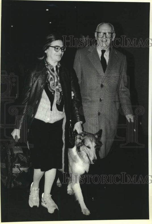 1987 Press Photo Ida Nudel and Armand Hammer at Moscow's Shremetyevo Airport - Historic Images