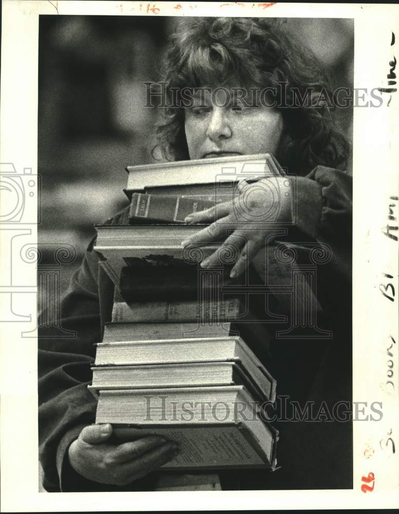 1987 Press Photo Jeanne de la Houssaye at Symphony Book Fair in UNO Arena - Historic Images