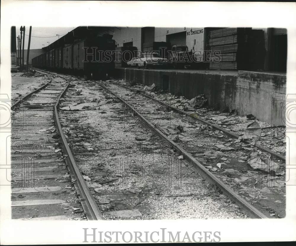 1970 Press Photo Garbage-Strewn Tracks At Thalia Street Wharf, New Orleans - Historic Images