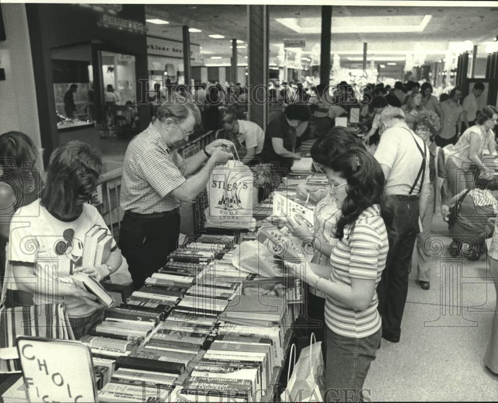 1979 Book bargain hunters at N.O. Philharmonic Symphony Book Fair - Historic Images